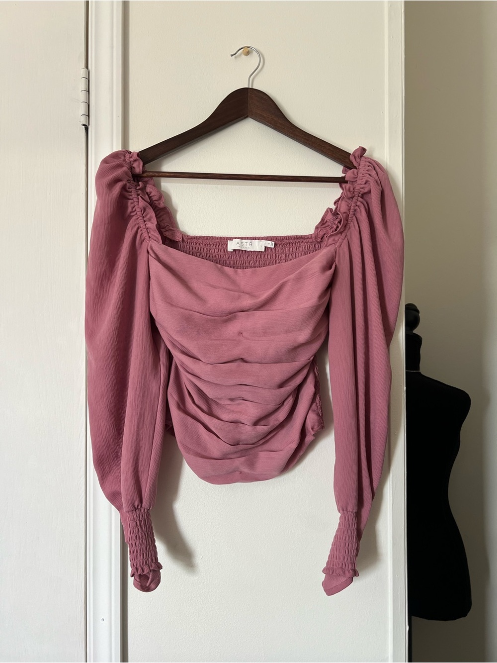 ASTR the Label Ruched Long Sleeve Blouse Size Small Mauve Romantic - Picture 2 of 5